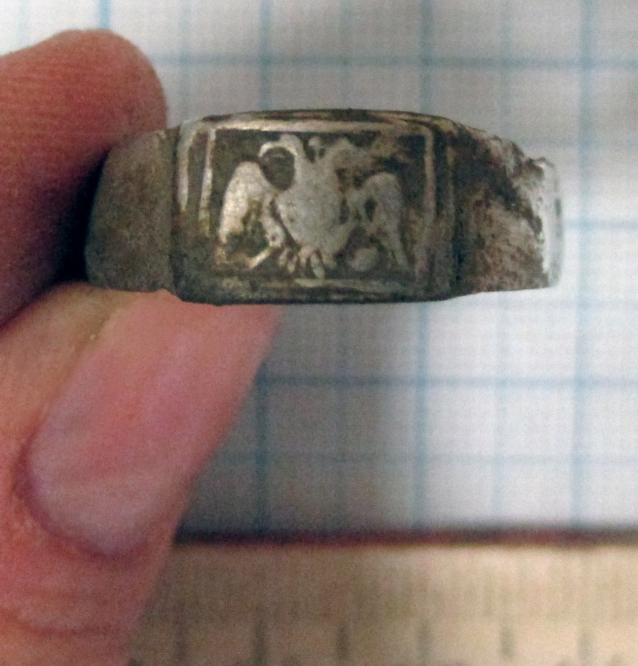 Перстень с двуглавым орлом на щитке