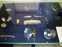Витрина с экспозицией вещей из раскопок КАЭ на Унороже (выставка Тропою тайн 2016)